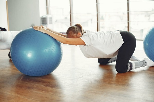 Quais exercícios fazer com bola para treinar o corpo todo?