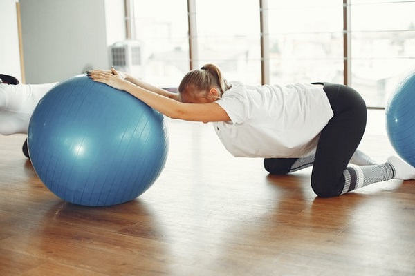 5 exercícios com bola para treinar o corpo todo