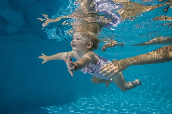 Quais os benefícios da natação para bebês?