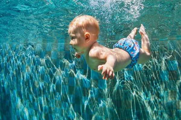 Quais os benefícios da natação para bebês?