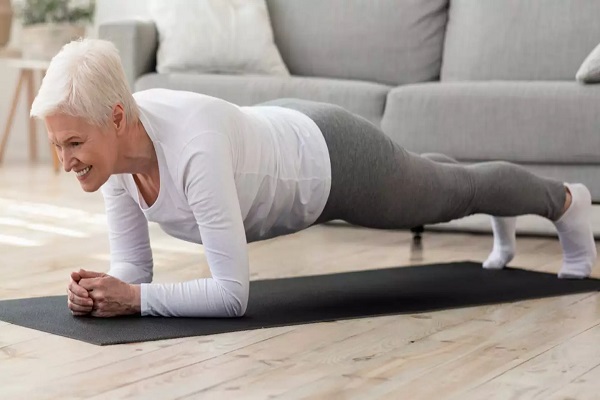Treino efetivo para mulheres acima de 60: descubra a rotina ideal de exercícios!