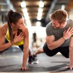 Quais são as opções de exercícios para casais treinarem juntos?