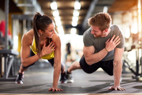 Quais são as opções de exercícios para casais treinarem juntos?