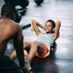 Quais são as opções de exercícios para casais treinarem juntos?