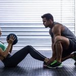 Quais são as opções de exercícios para casais treinarem juntos?