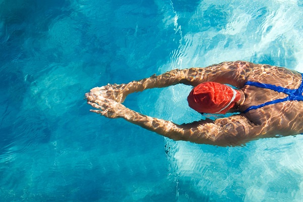 Como a natação ajuda no desenvolvimento muscular?