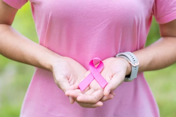 Como os exercícios físicos ajudam na prevenção contra o câncer de mama?