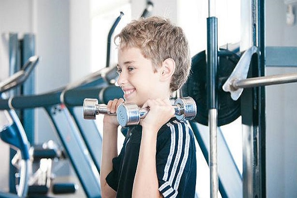 É possível crianças e adolescentes fazerem musculação?
