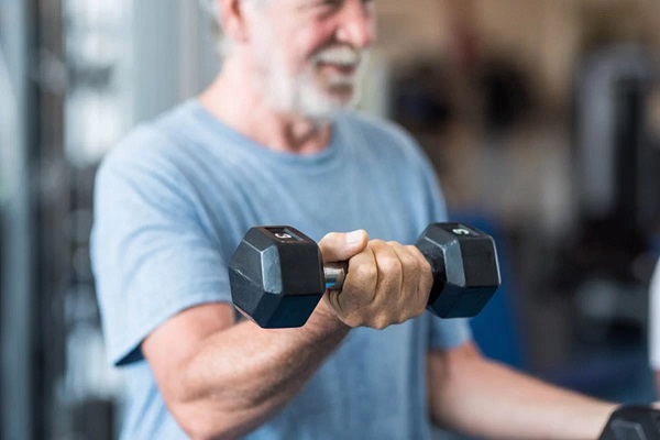 É viável restaurar a massa muscular mesmo após atingir os 60 anos de idade?