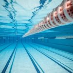 Quais as vantagens da piscina salinizada para a prática da natação?
