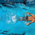 Quais as vantagens da piscina salinizada para a prática da natação?