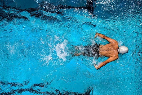 Quais as vantagens da piscina salinizada para a prática da natação?