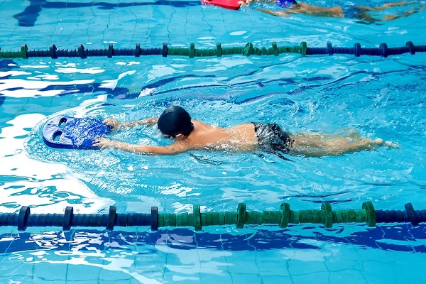 Quais são os benefícios da natação infantil?