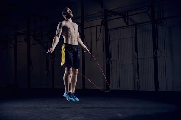 Pular corda ajuda a definir o corpo?