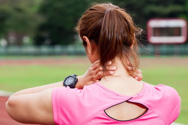 Como evitar dores no pescoço com a academia?