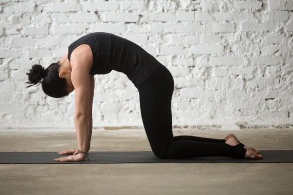 3 maneiras como o ioga pode ajudar a melhorar a postura num mundo de t