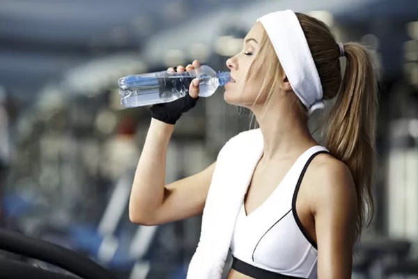 Qual a importância da hidratação para iniciantes na academia?