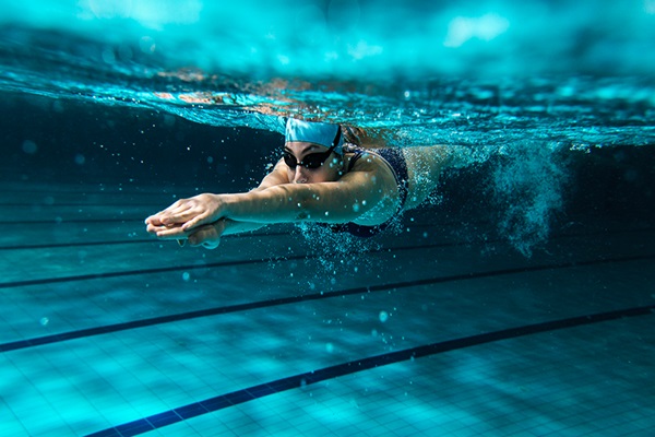 Qual é a importância dos exercícios educativos na natação?