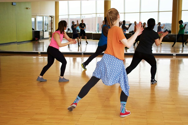 Como a prática da dança pode ser benéfica para pessoas de todas as idades?
