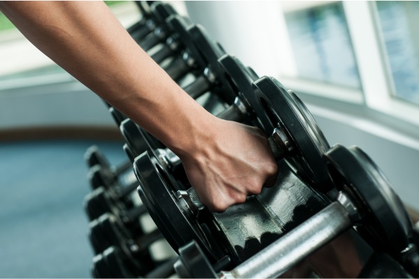 Como usar pesos livres para maximizar seus ganhos musculares?