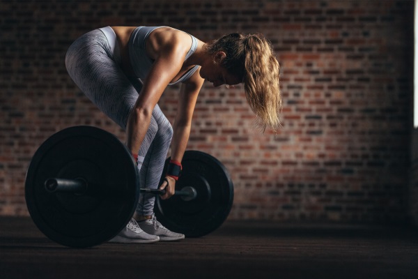 Como equilibrar treinos de força e cardio na academia?