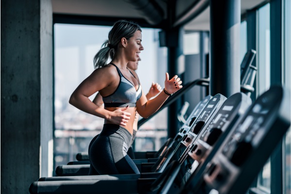 Como equilibrar treinos de força e cardio na academia?