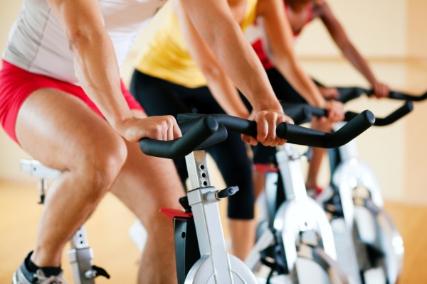 Benefícios do Spinning: melhore seu condicionamento e queime calorias!