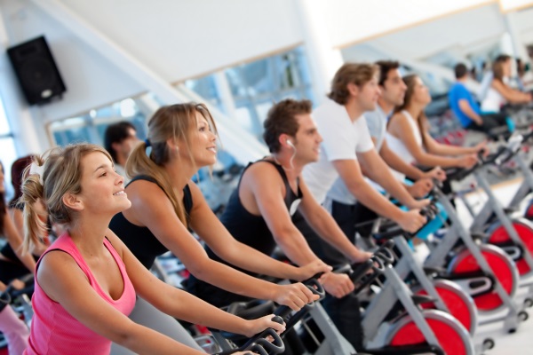 Benefícios do Spinning: melhore seu condicionamento e queime calorias!