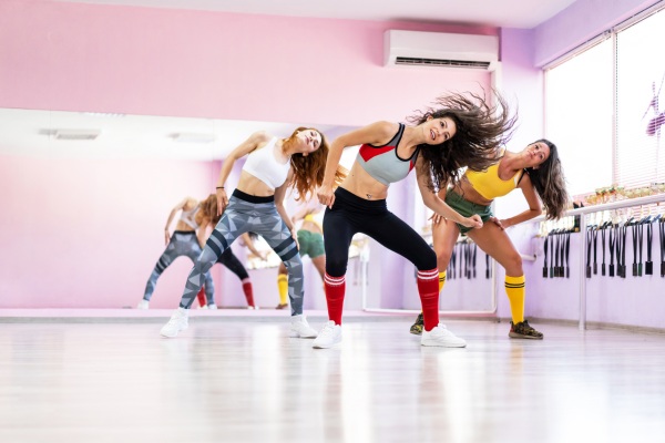 Ritmo e movimento: aulas de dança na academia para queimar calorias!