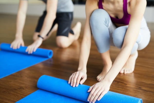 Equilíbrio e força: os benefícios de combinar yoga com musculação! 