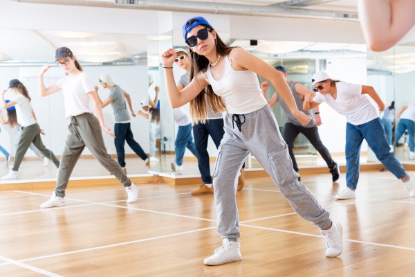 Ritmo e energia: o papel da dança no aumento da resistência física! 