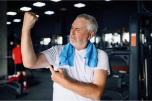 Benefícios do treinamento de força para idosos: prevenindo quedas e lesões!