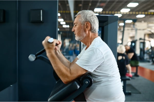 Benefícios do treinamento de força para idosos: prevenindo quedas e lesões! 