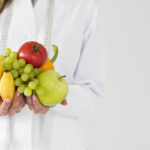 conceito-de-dieta-com-cientista-feminina-e-comida-saudavel (1)