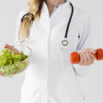 conceito-de-dieta-com-cientista-feminina-e-comida-saudavel