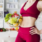 conceito-de-dieta-com-mulher-desportiva-na-cozinha (1)