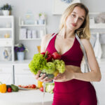 conceito-de-dieta-com-mulher-desportiva-na-cozinha