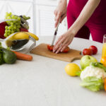 conceito-de-dieta-com-mulher-desportiva-na-cozinha (2)