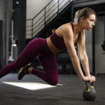 pessoa-no-ginasio-de-esporte-usando-kettlebells (1)