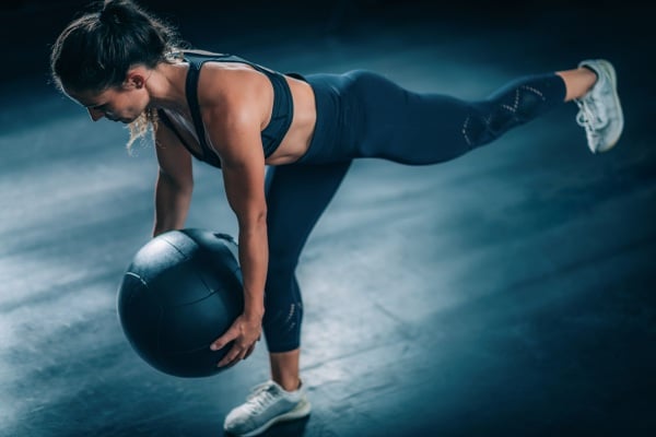 Treino de força para mulheres: exercícios essenciais para ganhar músculos! 