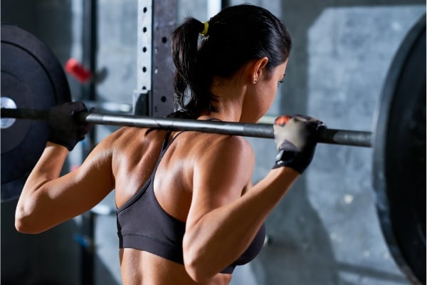 Treino de força para mulheres: exercícios essenciais para ganhar músculos! 