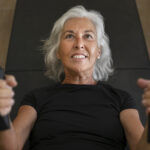 mulher-senior-de-alto-angulo-na-aula-de-reformador-de-pilates