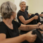 mulheres-seniores-de-tiro-medio-em-classe-de-reformador-de-pilates