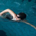 atleta-de-tiro-medio-nadando-em-piscina