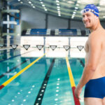 smiley-jovem-nadador-na-piscina