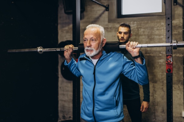 Terceira idade em movimento: benefícios do treino regular!