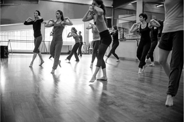Descubra como a dança pode melhorar sua postura e coordenação! 