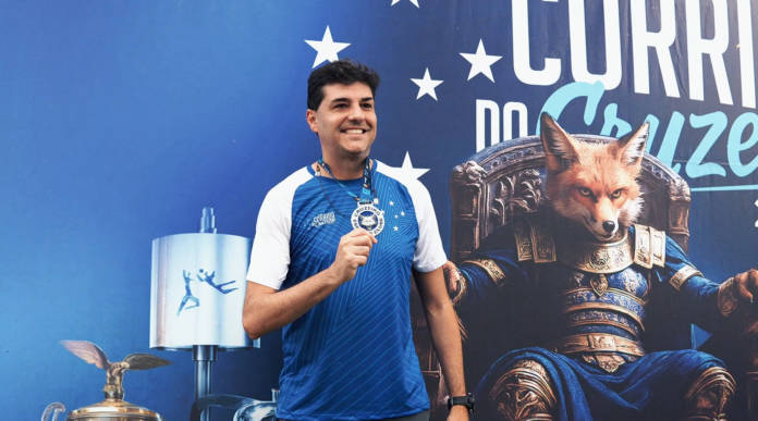 Pratique marca presença na Corrida do Cruzeiro com muita energia e paixão azul