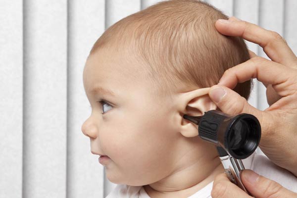 Bebês que frequentam a piscina têm mais chances de desenvolver problemas no ouvido?