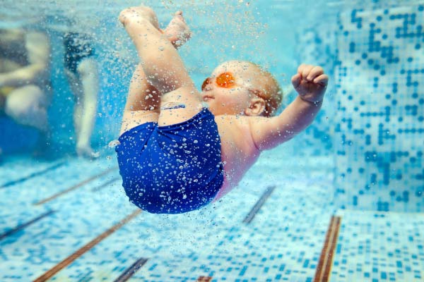 Primeiros passos do seu bebê na natação
